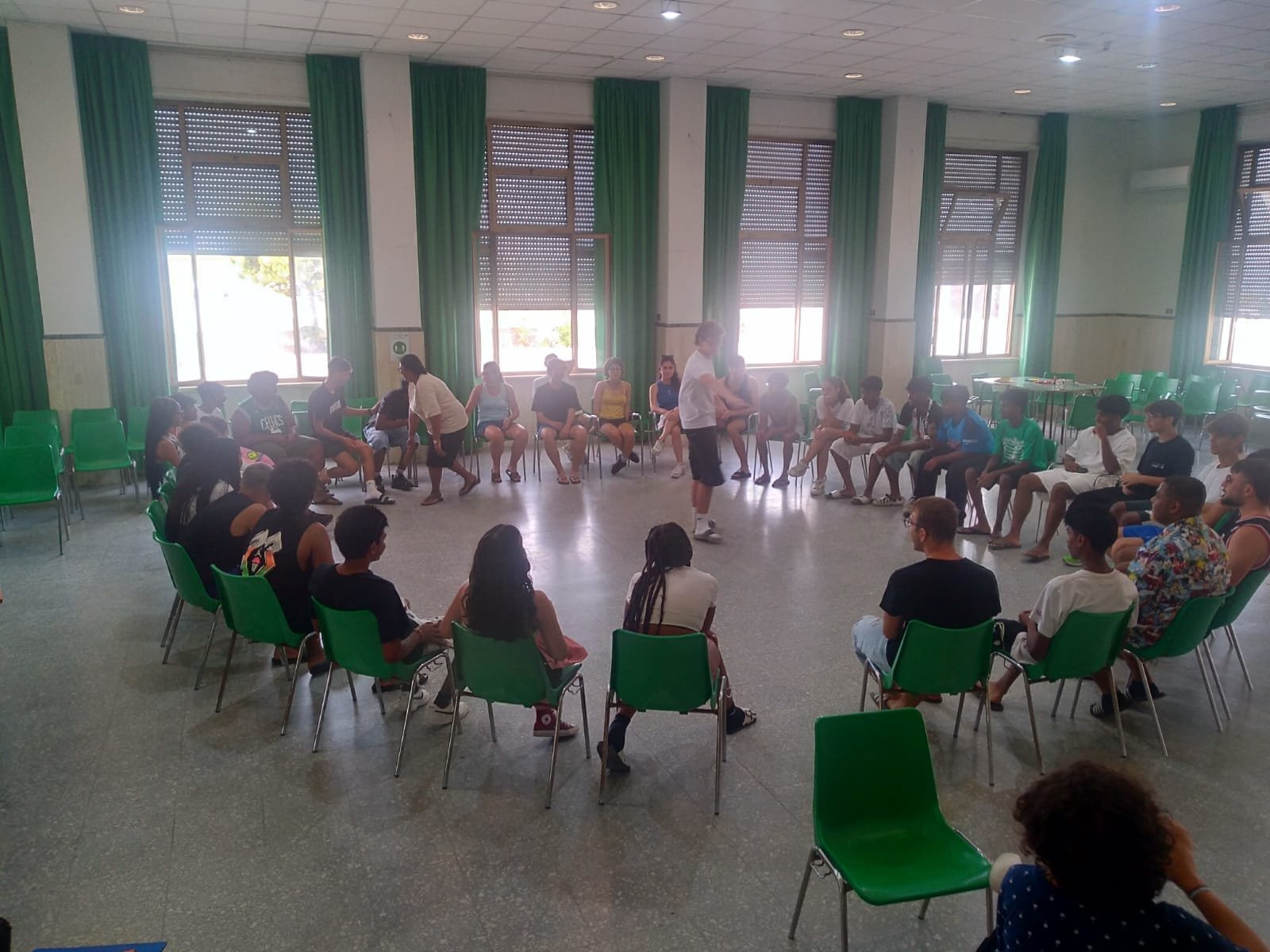 Un incontro dell'associazione: ragazzi e volontari seduti in cerchio